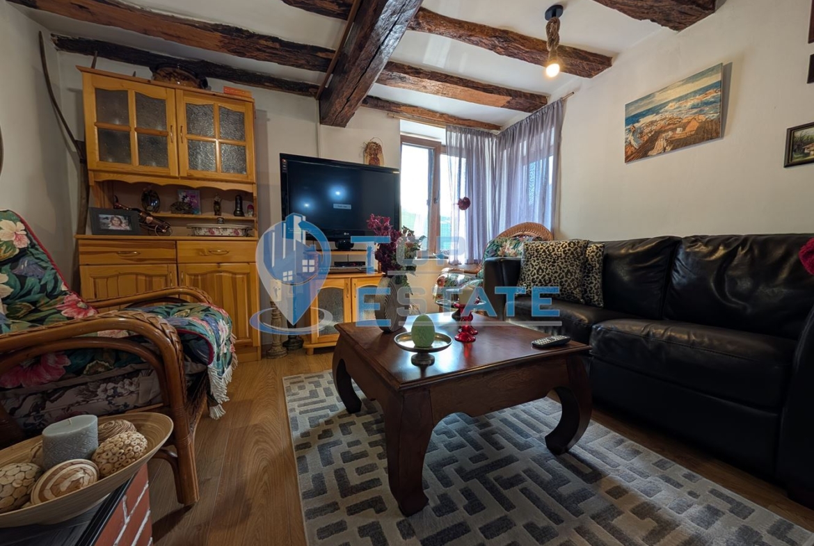 Двуетажна реновирана къща с красива панорама в село Вишовград - 0