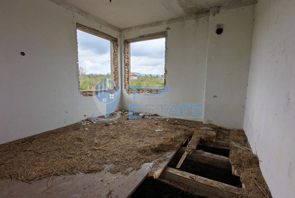 Голям двор със стара къща в покрайнините на село Михалци, област Велико Търново - 0