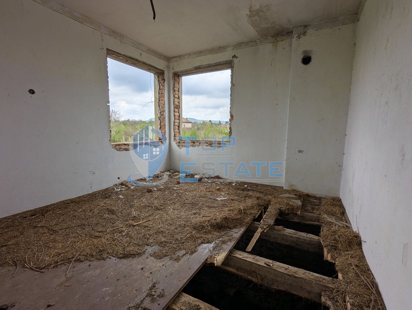 Голям двор със стара къща в покрайнините на село Михалци, област Велико Търново - 0