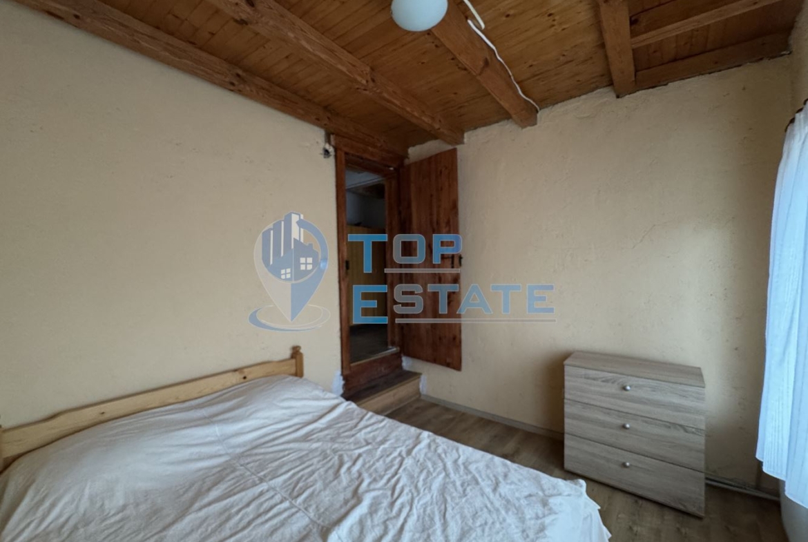 Двуетажна къща с панорамна гледка в гр. Елена, област Велико Търново - 0