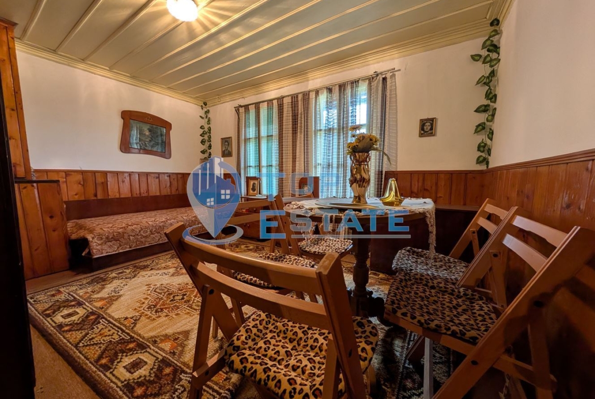 Двуетажна автентична къща с голям двор в село Лесичарка - 0