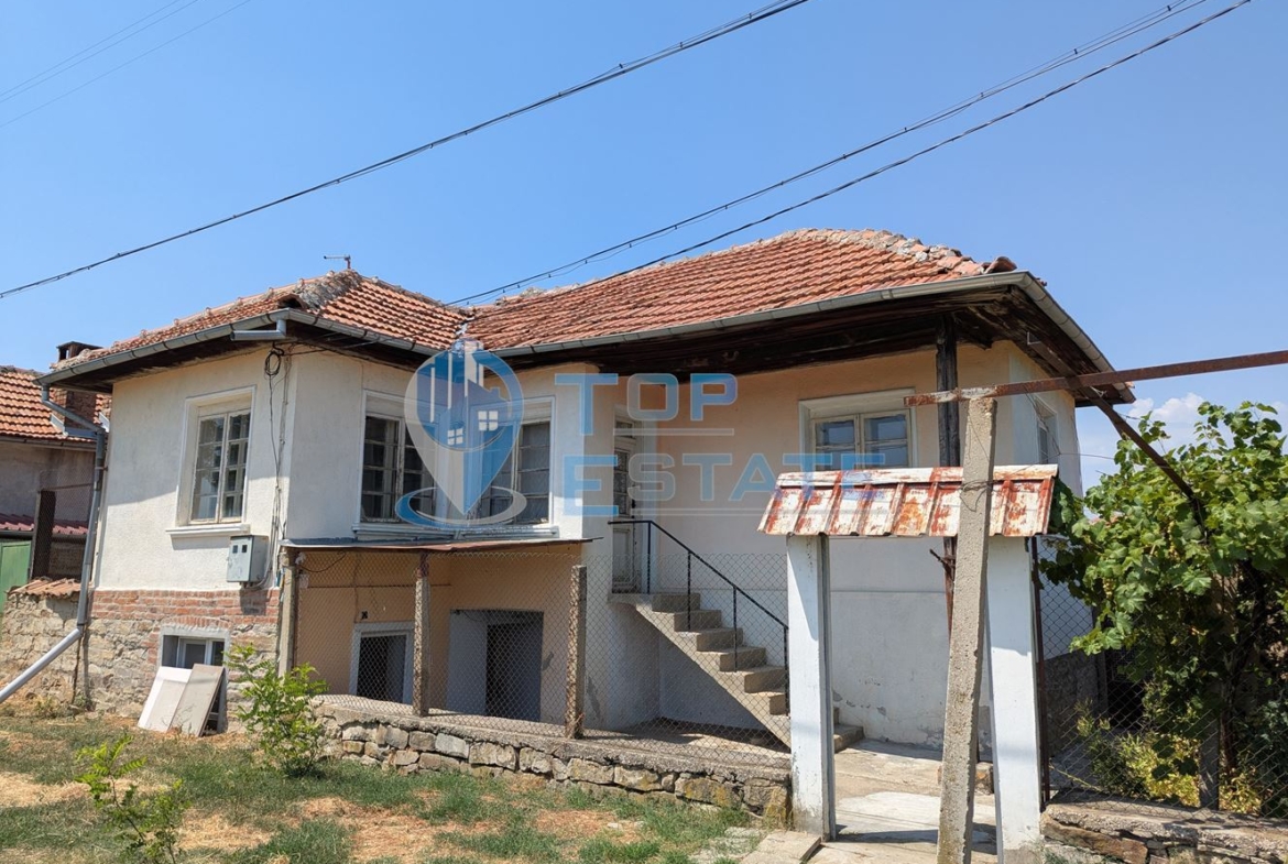 Двуетажна тухлена къща в село Драгижево, област Велико Търново - 0