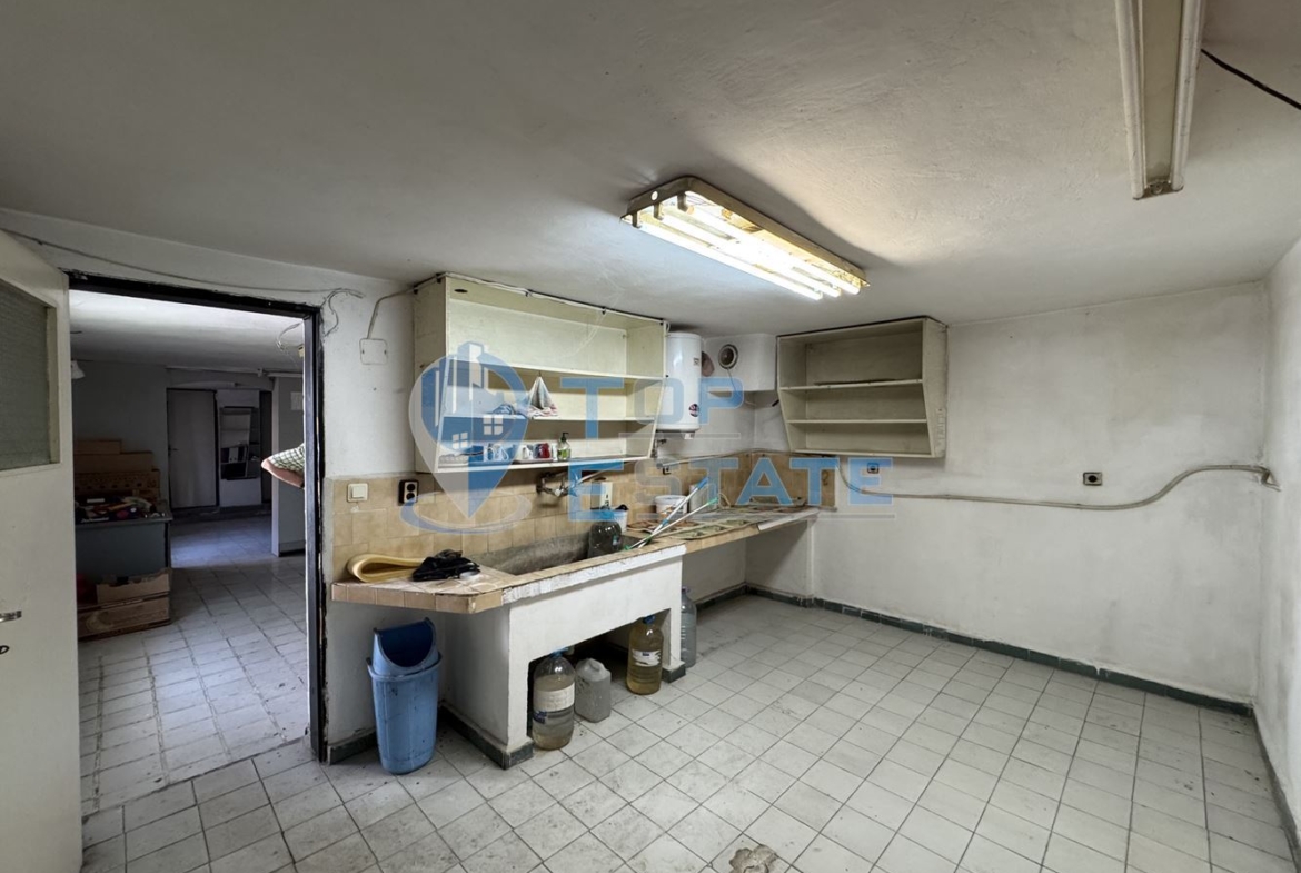 Двуетажна сграда подходяща за развитие на бизнес в центъра на град Павликени, област Велико Търново - 0