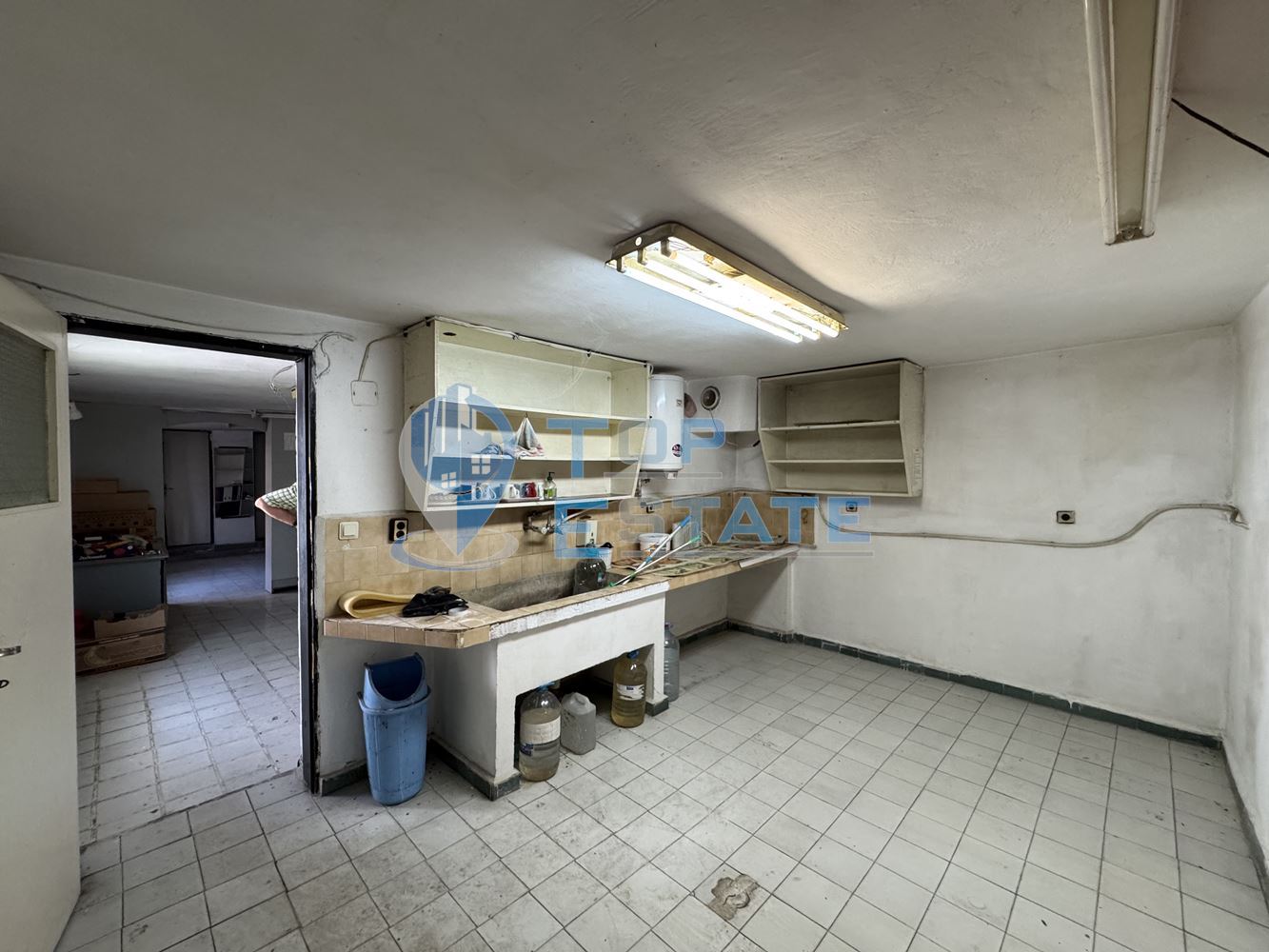 Двуетажна сграда подходяща за развитие на бизнес в центъра на град Павликени, област Велико Търново - 0