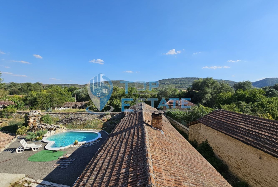 Двуетажна къща на груб строеж с втора къща и басейн с панорама в село Леденик - 0