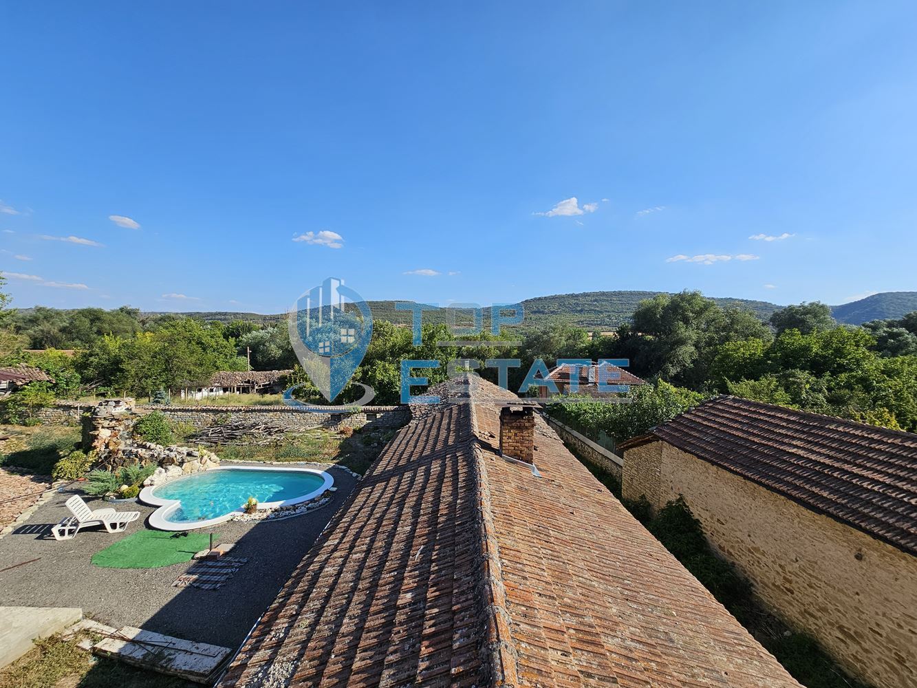 Двуетажна къща на груб строеж с втора къща и басейн с панорама в село Леденик - 0