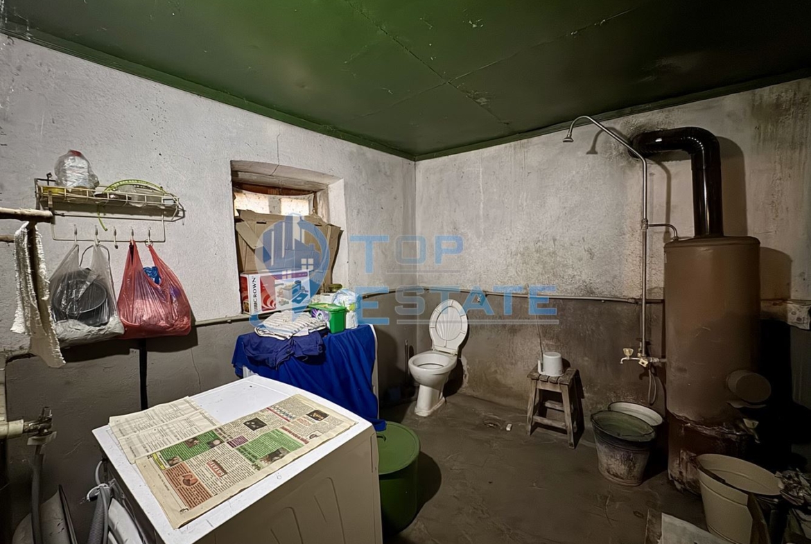 Двуетажна къща с кладенец и голям двор в село Ресен, област Велико Търново - 0