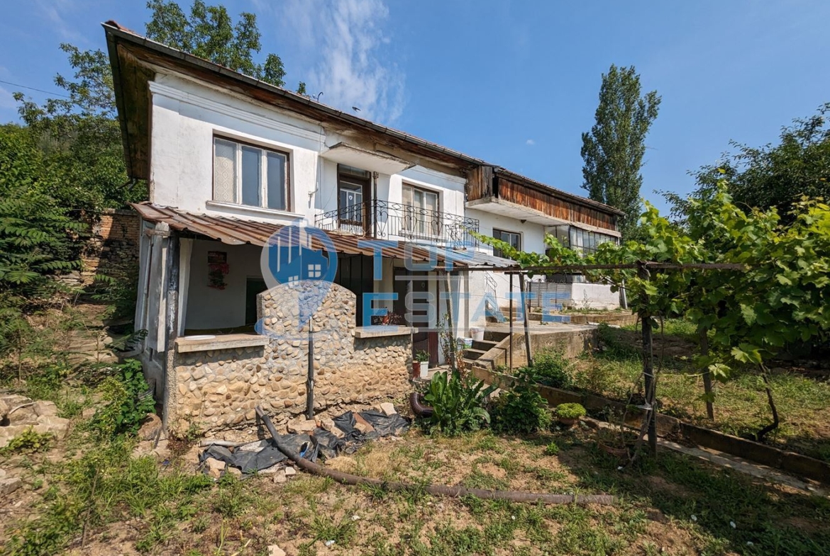 Двуетажна къща с кладенец и гараж в град Сухиндол - 0