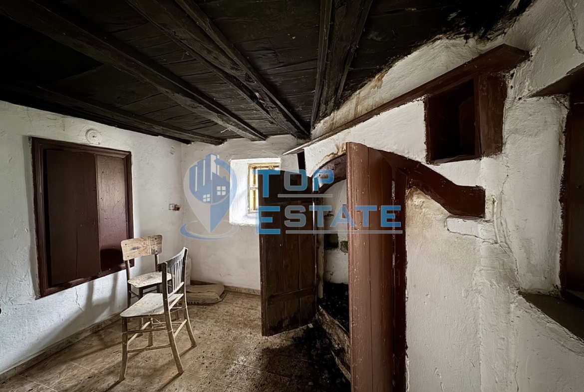 Двуетажна тухлена къща с допълнителни постройки и голям двор в село Караиванца, област Габрово. - 0