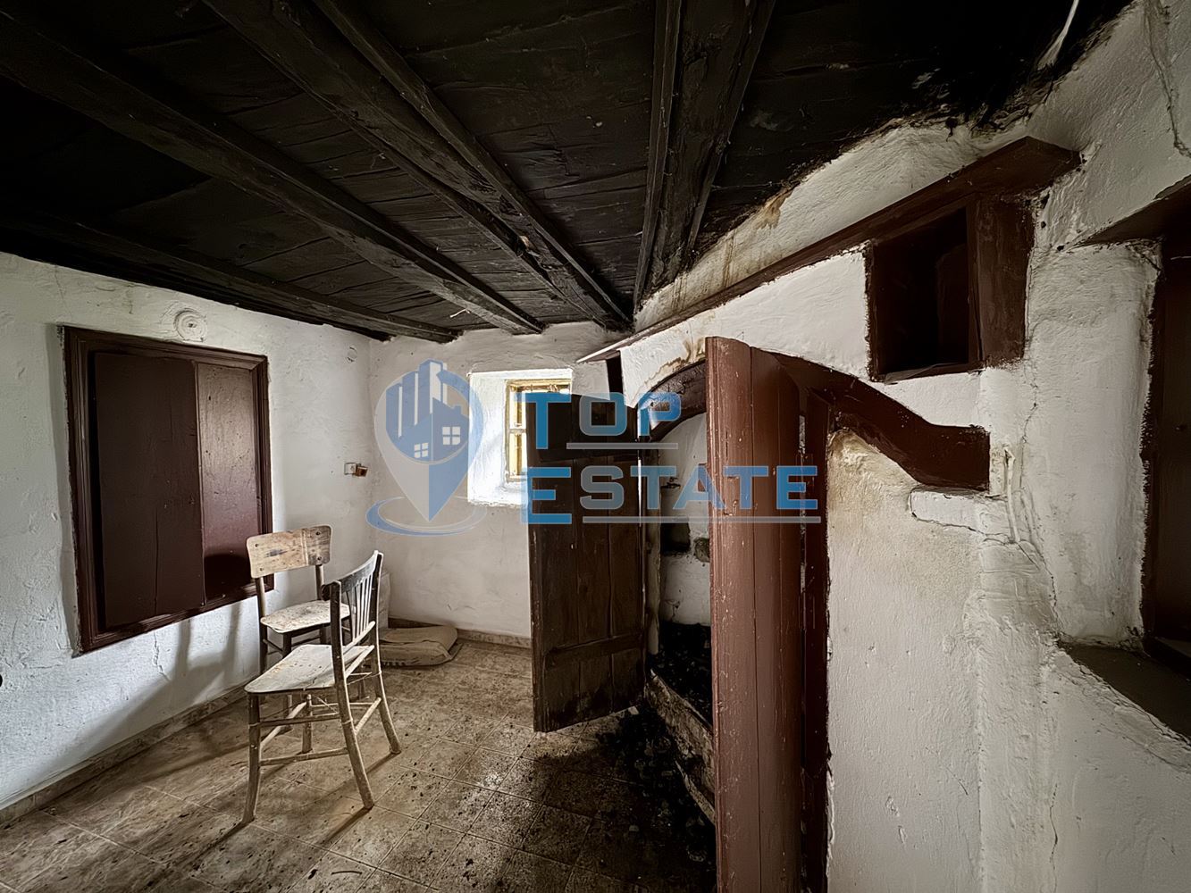 Двуетажна тухлена къща с допълнителни постройки и голям двор в село Караиванца, област Габрово. - 0