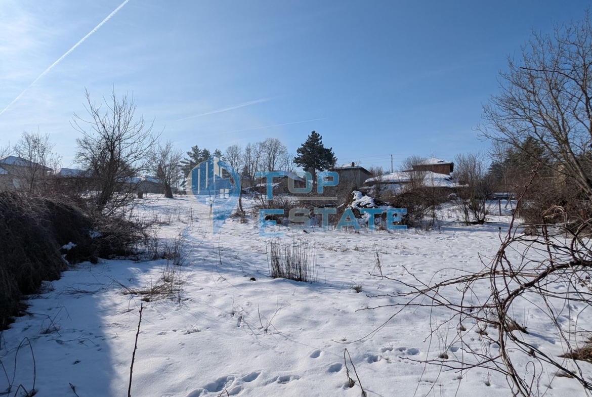 Двуетажна тухлена къща с голям двор в село Копривец, област Русе - 0