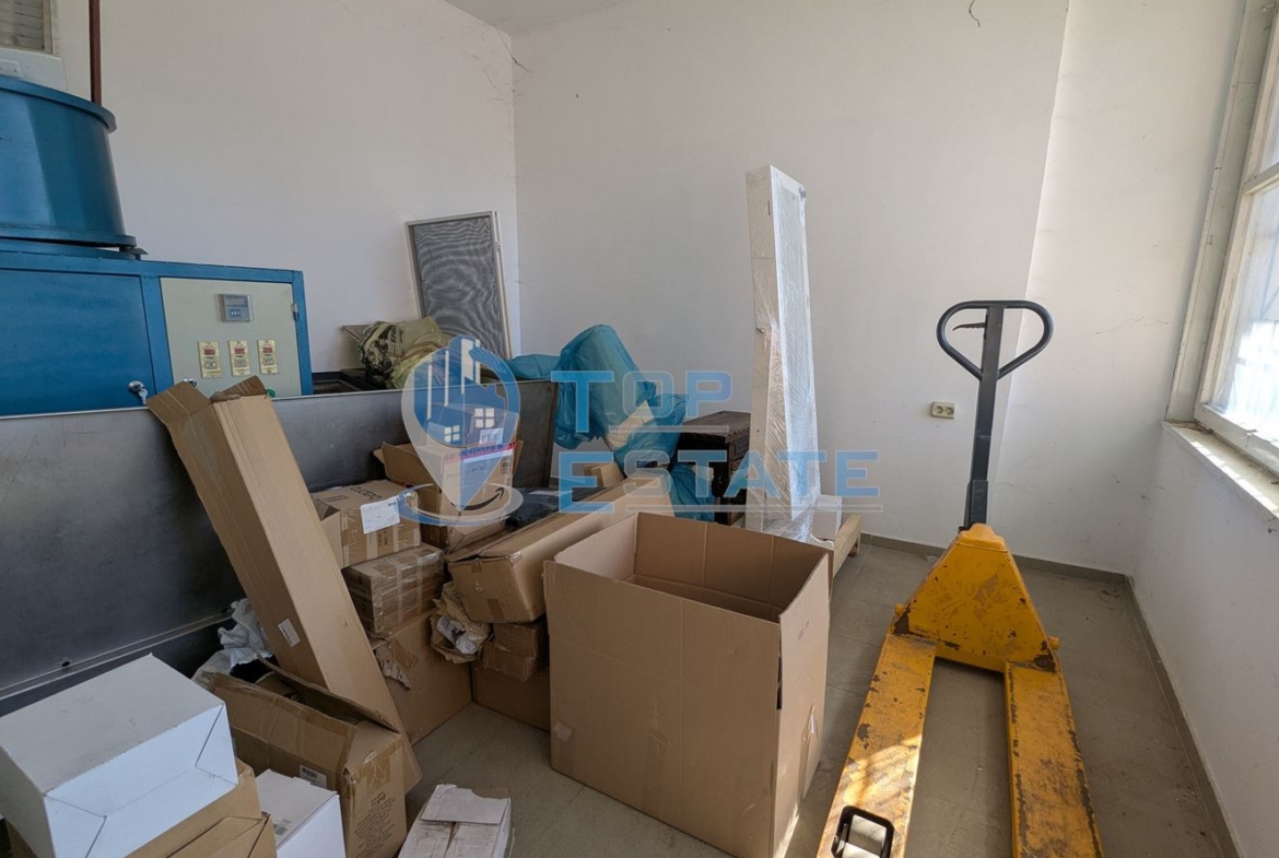 Промишлено помешение на центъра на село Първомайци, област Велико Търново - 0