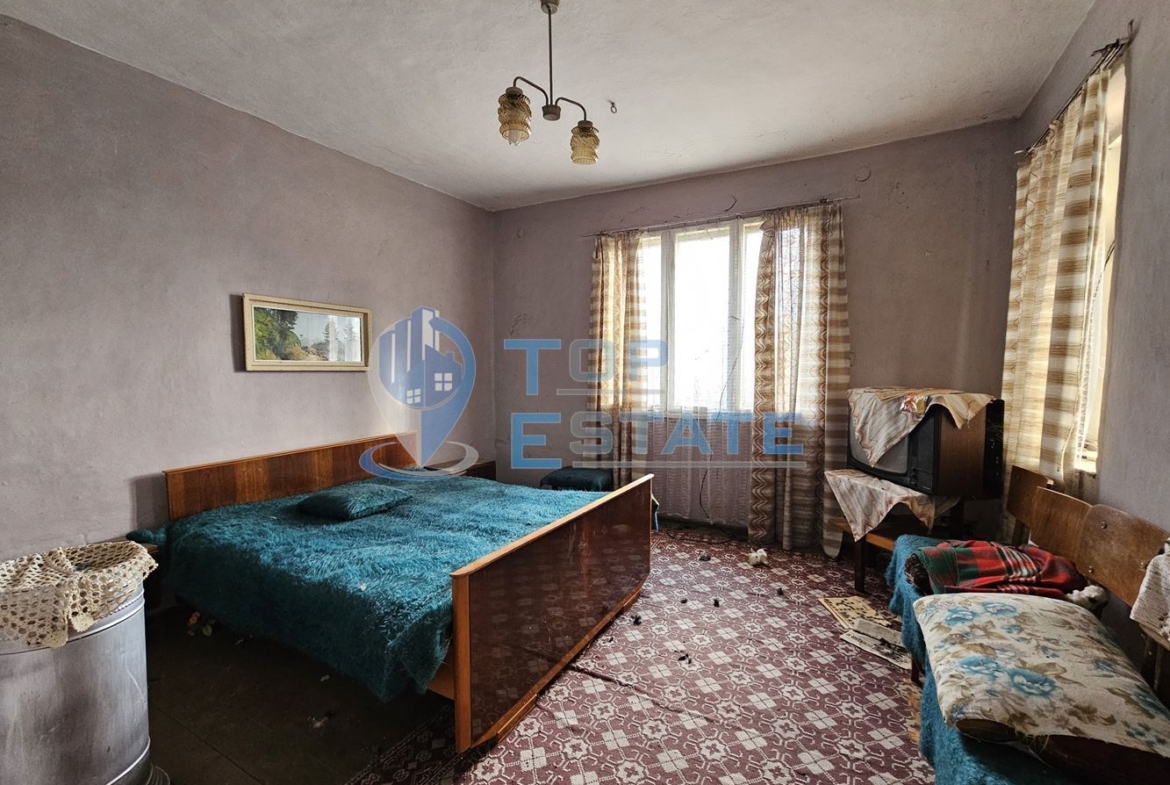 Тухлена къща с вътрешна тоалетна и голям двор в село Драгомирово, община Свищов - 0