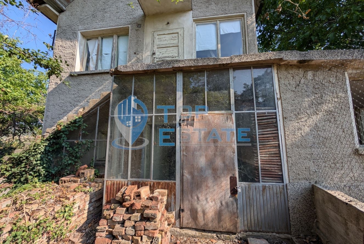 Двуетажна масивна вила в местност Арбанашко бърдо - 0