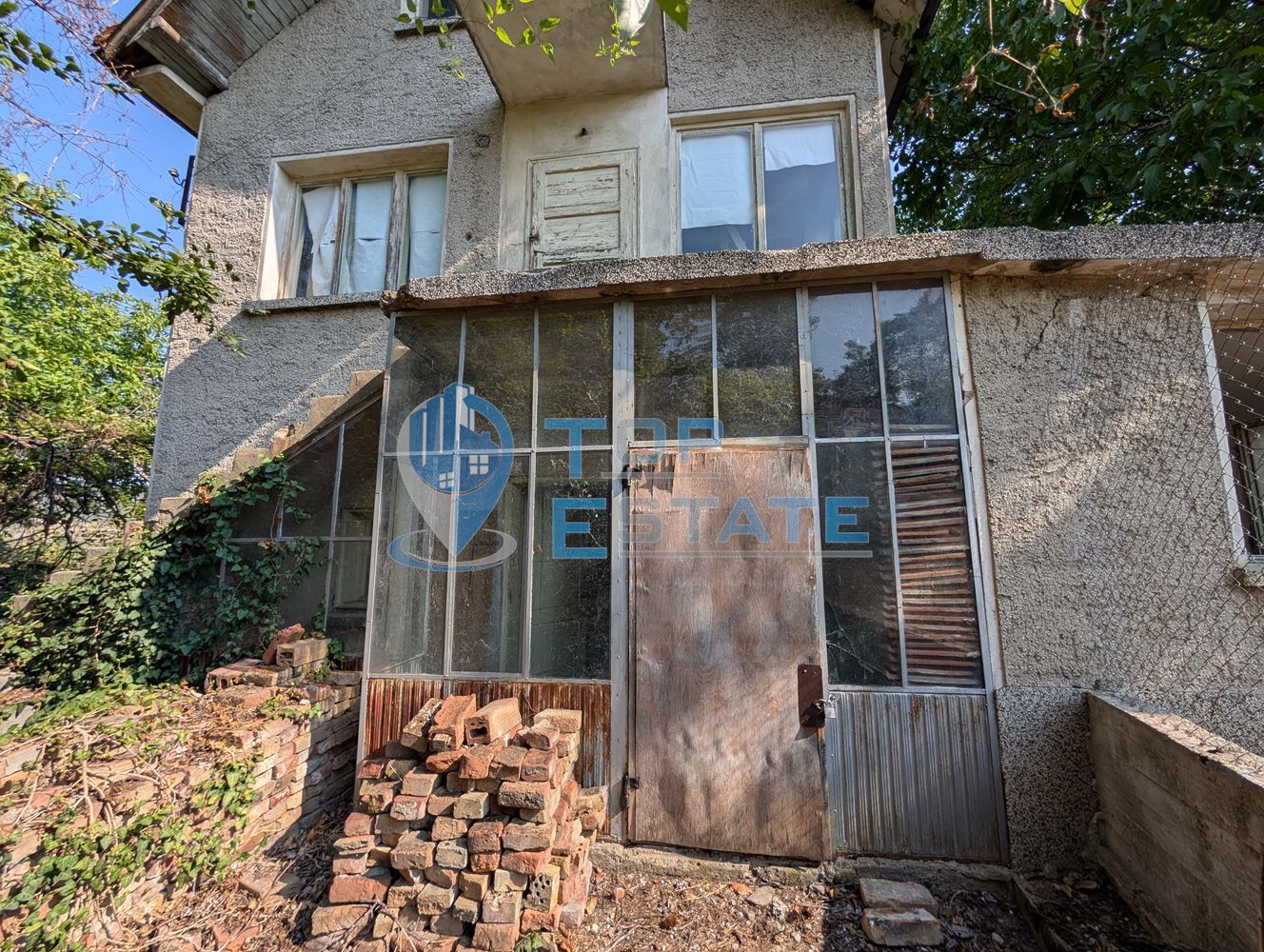 Двуетажна масивна вила в местност Арбанашко бърдо-0 Двуетажна масивна вила в местност Арбанашко бърдо - 0