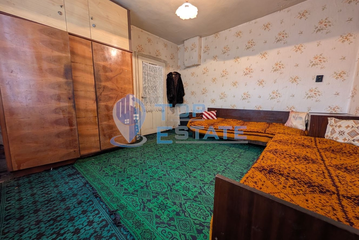 Едноетажна къща с кладенец и гараж в квартал Калтинец, град Горна Оряховица - 0