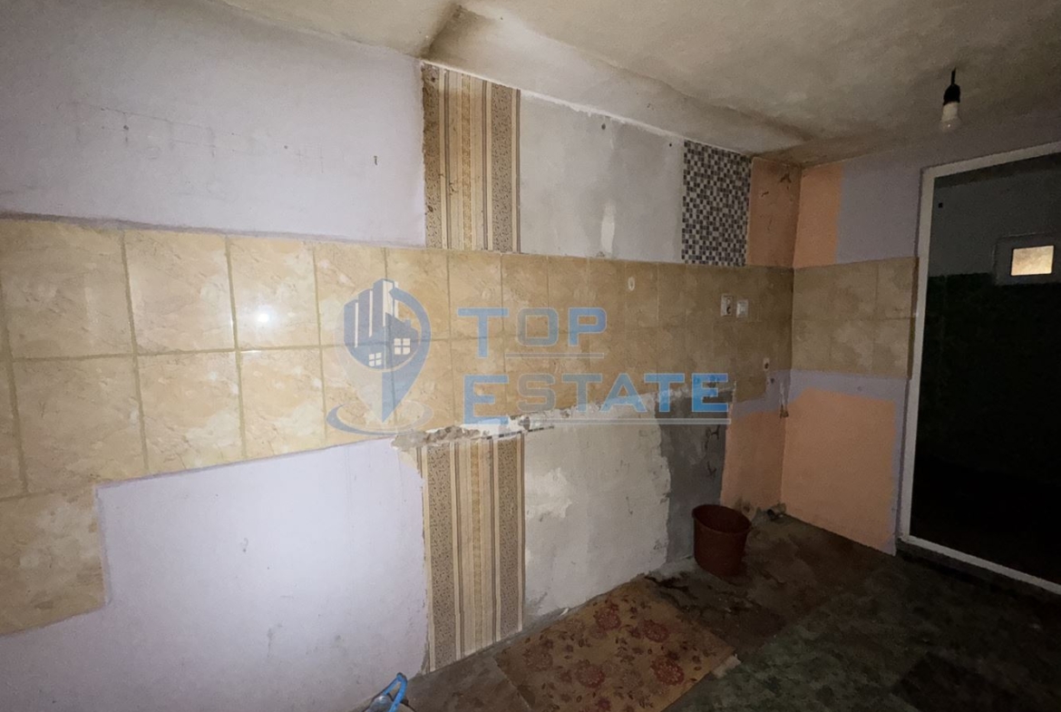 Тухлена къща с кладенец и стопански постройки в село Драганово, област Велико Търново - 0