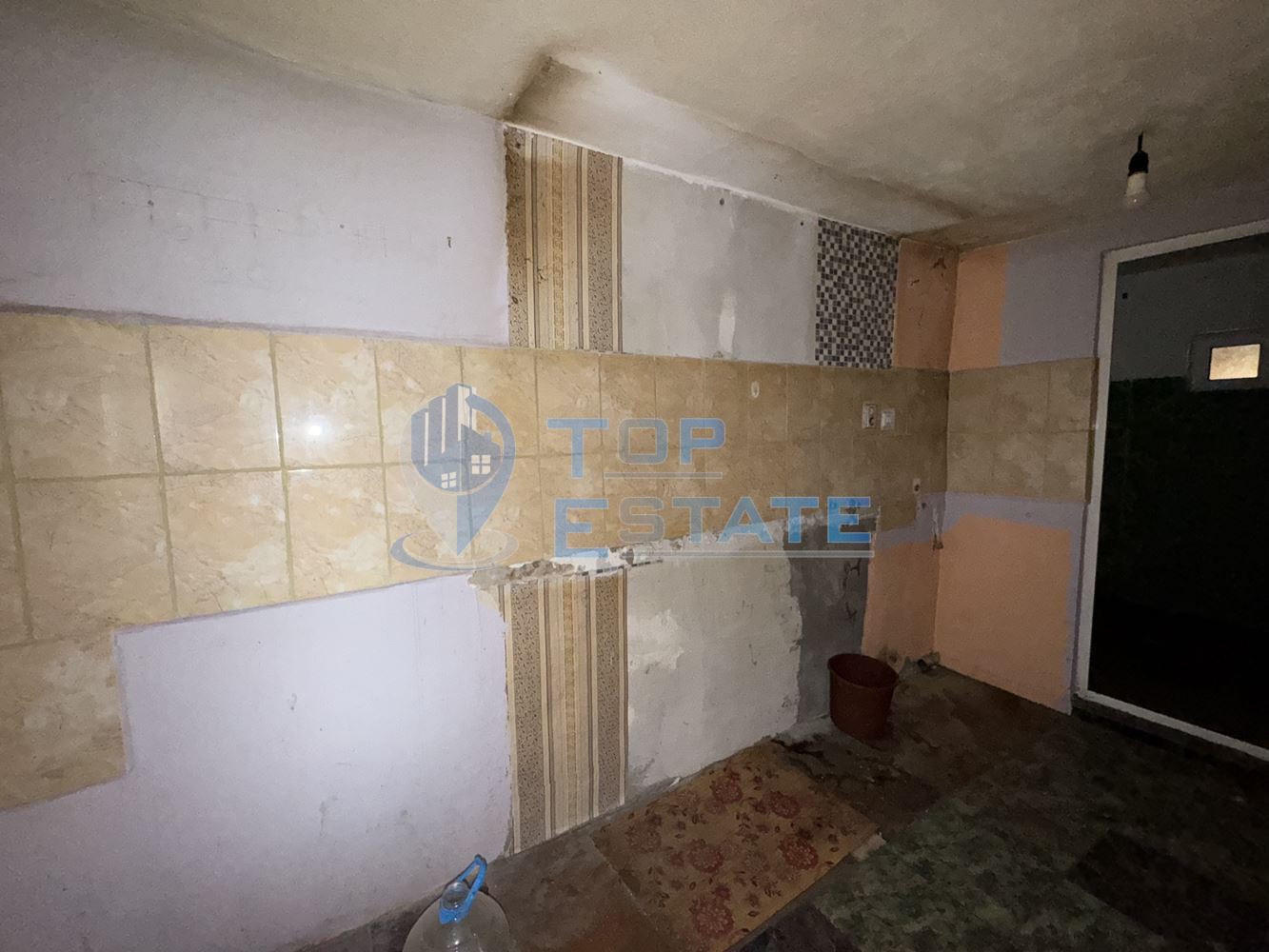 Тухлена къща с кладенец и стопански постройки в село Драганово, област Велико Търново - 0