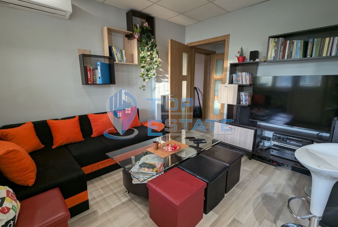 Двустаен тухлен апартамент на комуникативна улица в квартал Гарата, град Горна Оряховица, област Велико Търново - 0