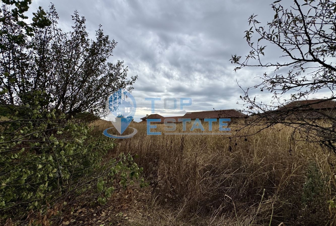 Двуетажна къща с кладенец и голям двор в село Ресен, област Велико Търново - 0