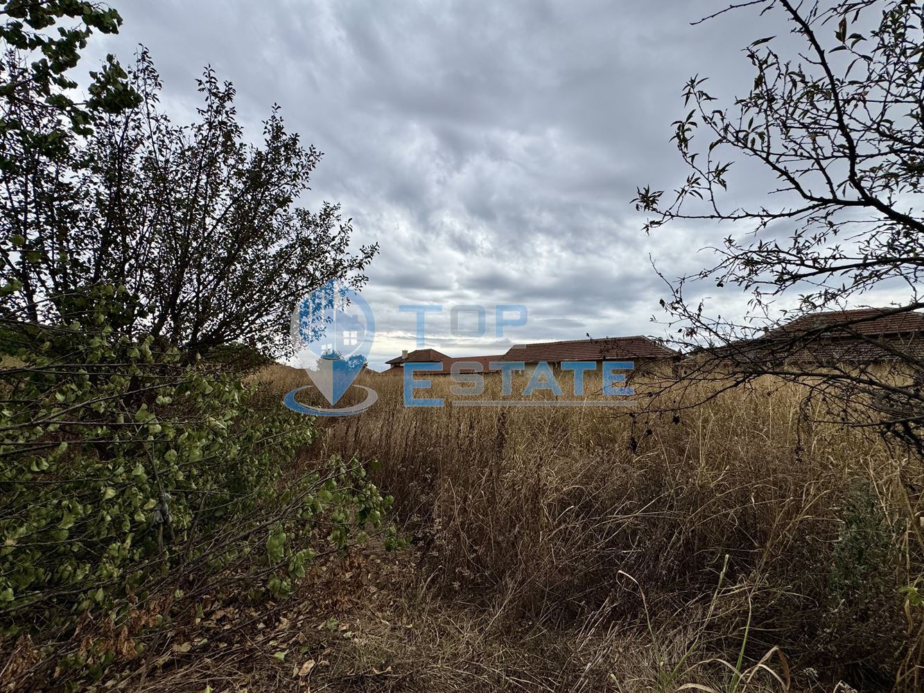 Двуетажна къща с кладенец и голям двор в село Ресен, област Велико Търново - 0