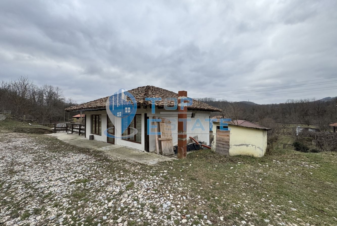 Двуетажна къща с панорамна гледка в гр. Елена, област Велико Търново - 0