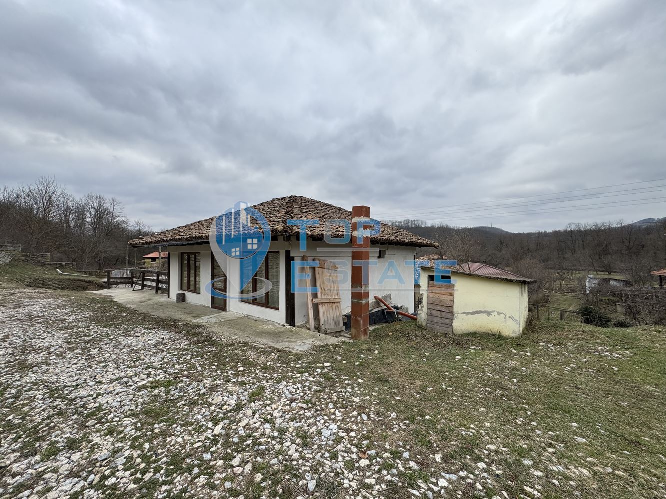 Двуетажна къща с панорамна гледка в гр. Елена, област Велико Търново - 0