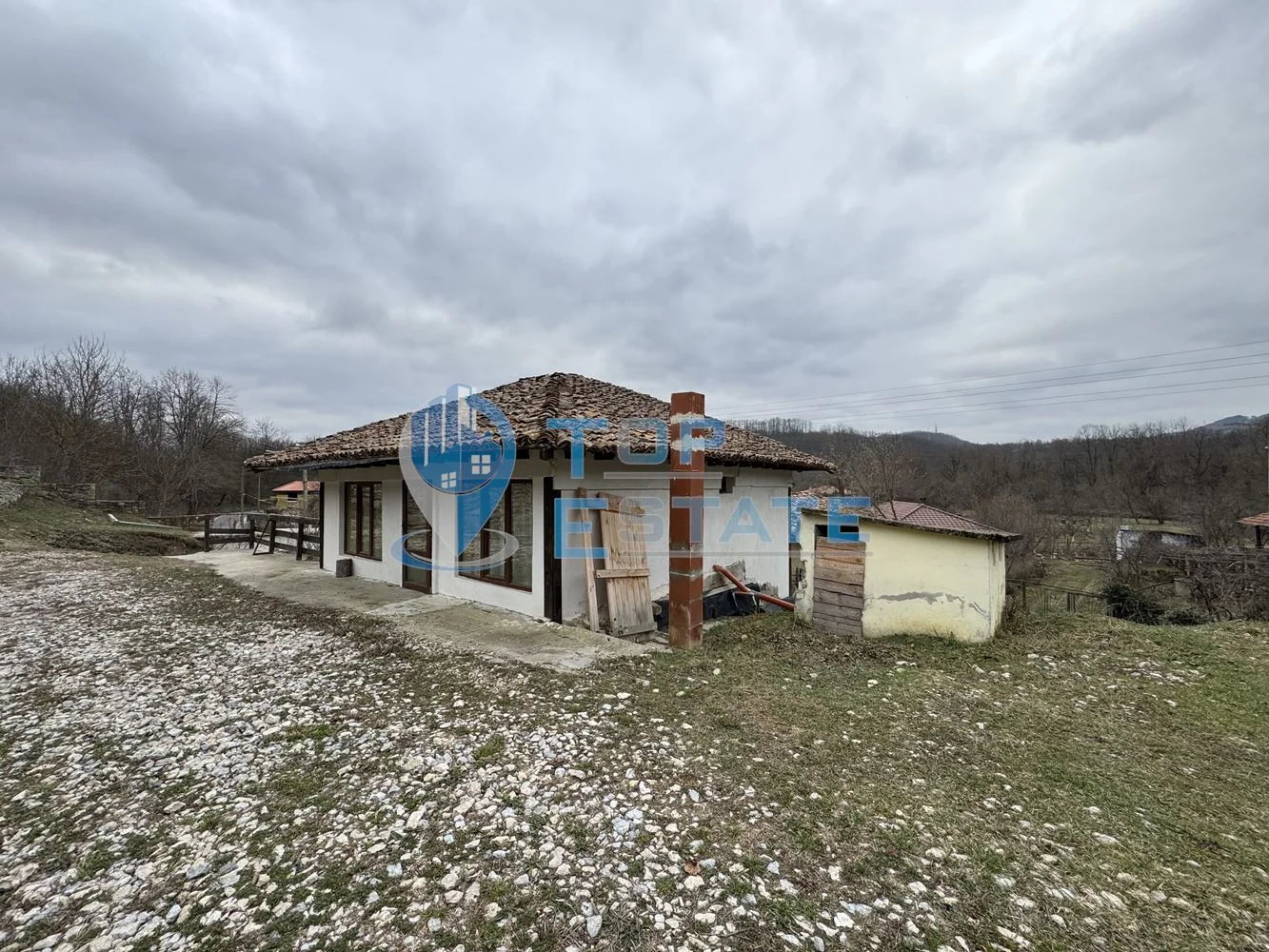 Двуетажна къща с панорамна гледка в гр. Елена, област Велико Търново - 0