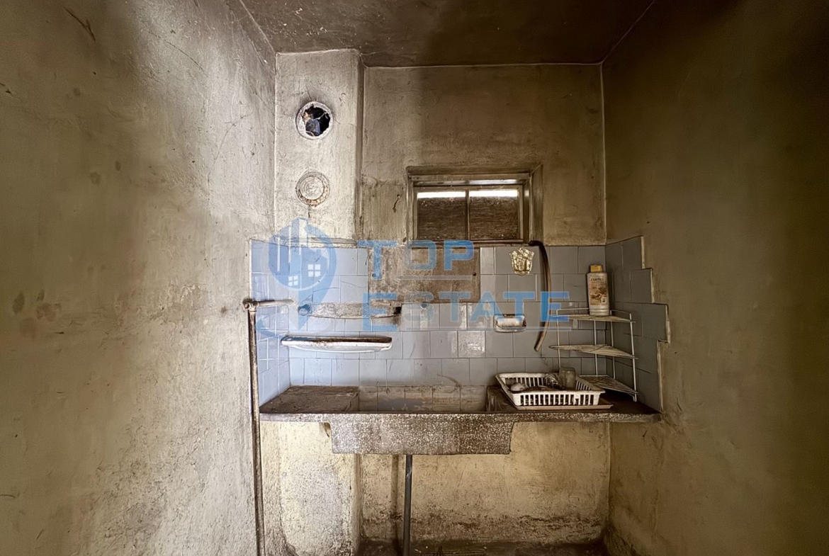 Двуетажна тухлена къща с кладенец и гараж в село Водолей, област Велико Търново - 0