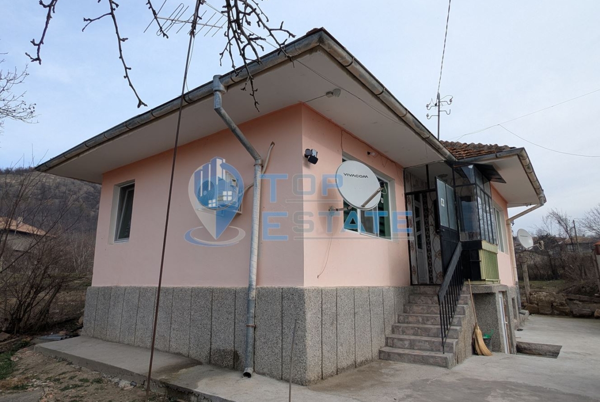 Ремонтирана масивна къща с голям и поддържан двор в село Асеново, община Стражица, област Велико Търново - 0