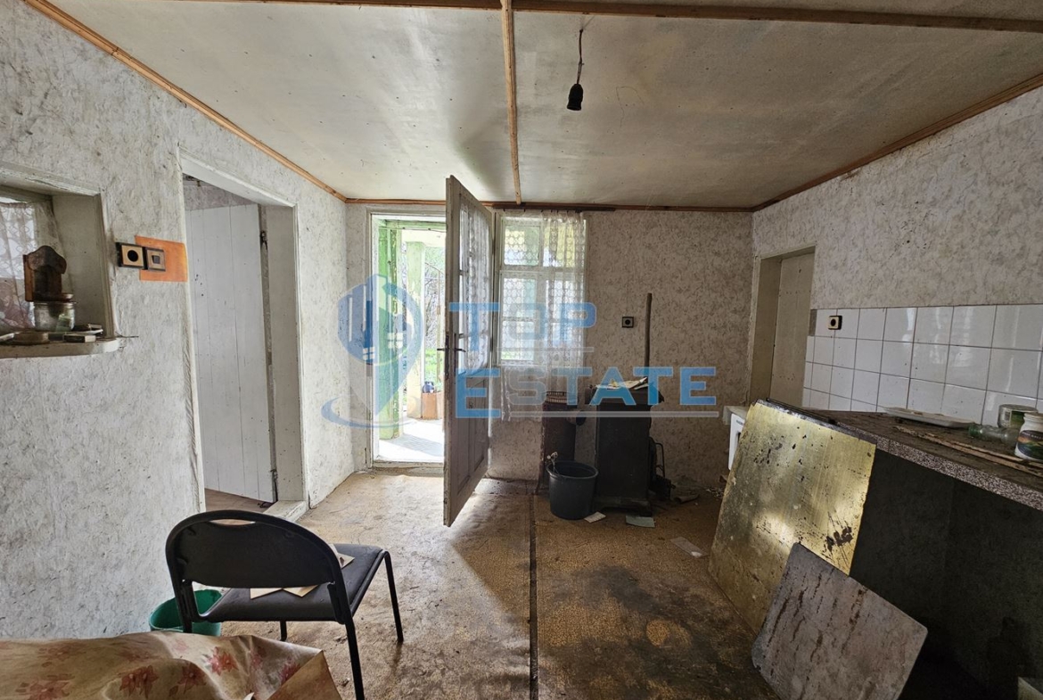 Двуетажна къща с голям двор в село Върбица, област Велико Търново - 0