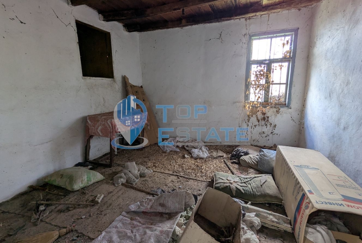 Къща с голям двор и кладенец в село Благоево, област Велико Търново - 0