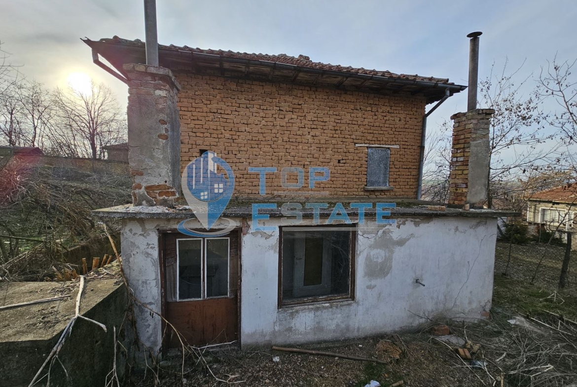 Двуетажна тухлена къща с голям двор в село Козловец, община Свищов - 0