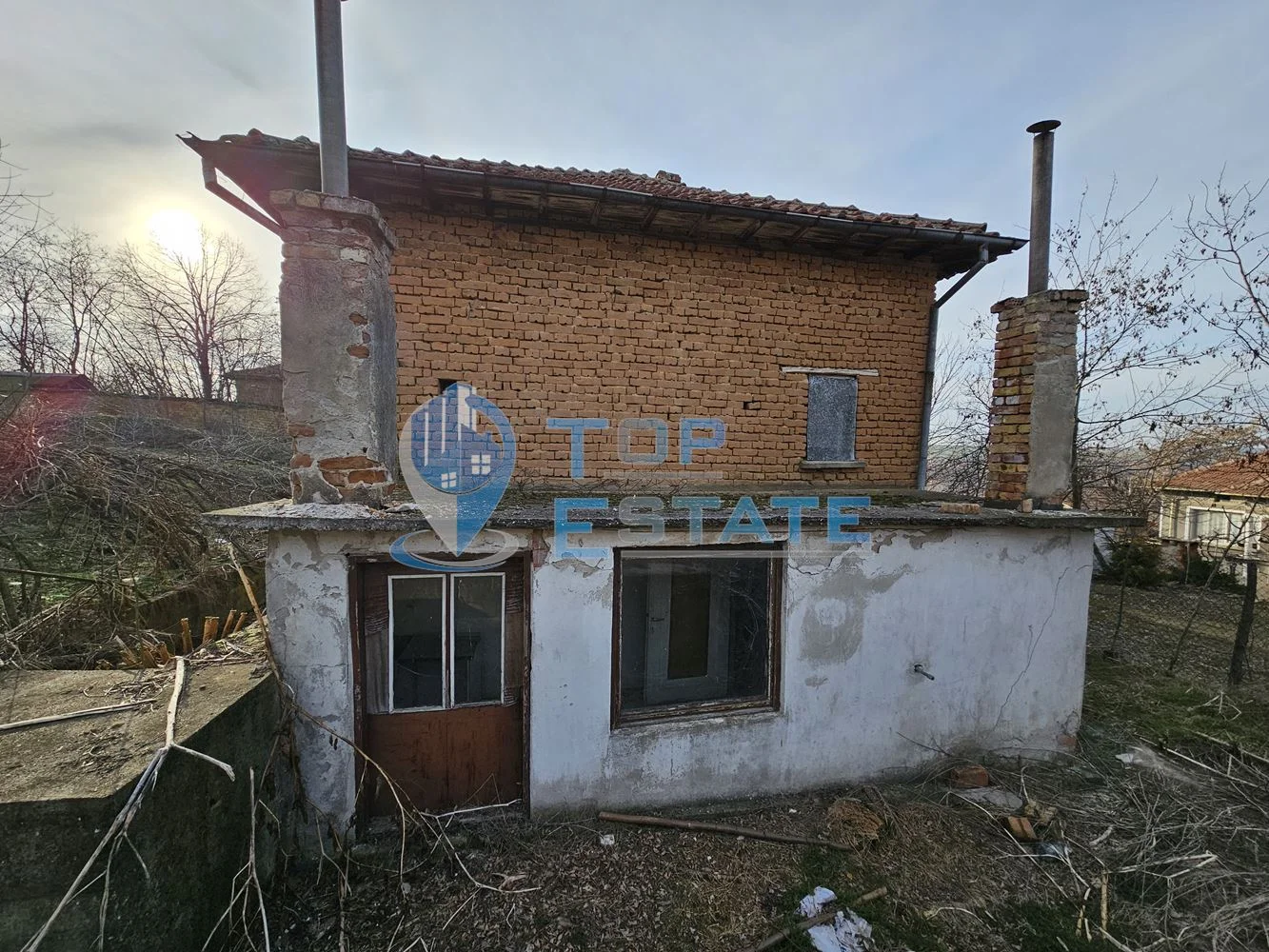 Двуетажна тухлена къща с голям двор в село Козловец, община Свищов - 0