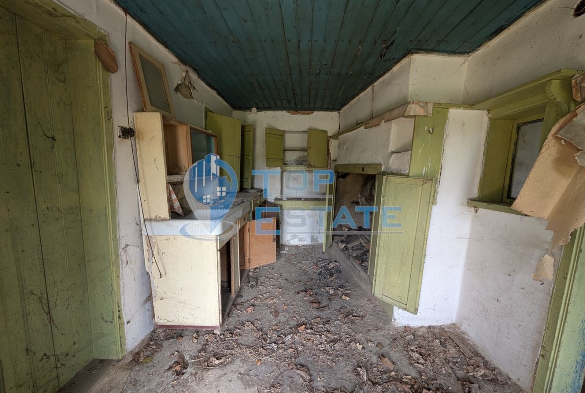 Двуетажна къща с голям двор и кладенец в село Иванча - 0