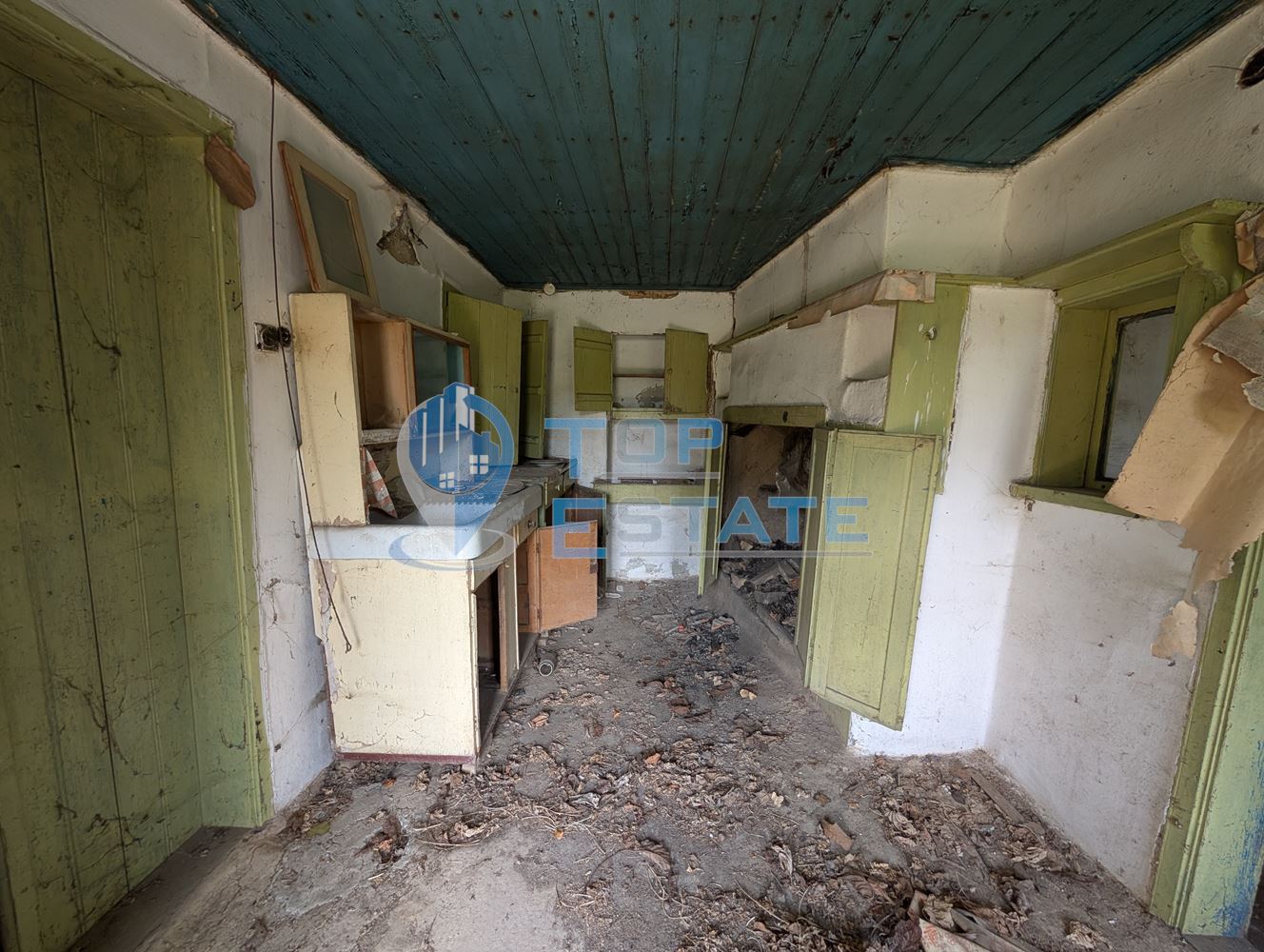 Двуетажна къща с голям двор и кладенец в село Иванча - 0