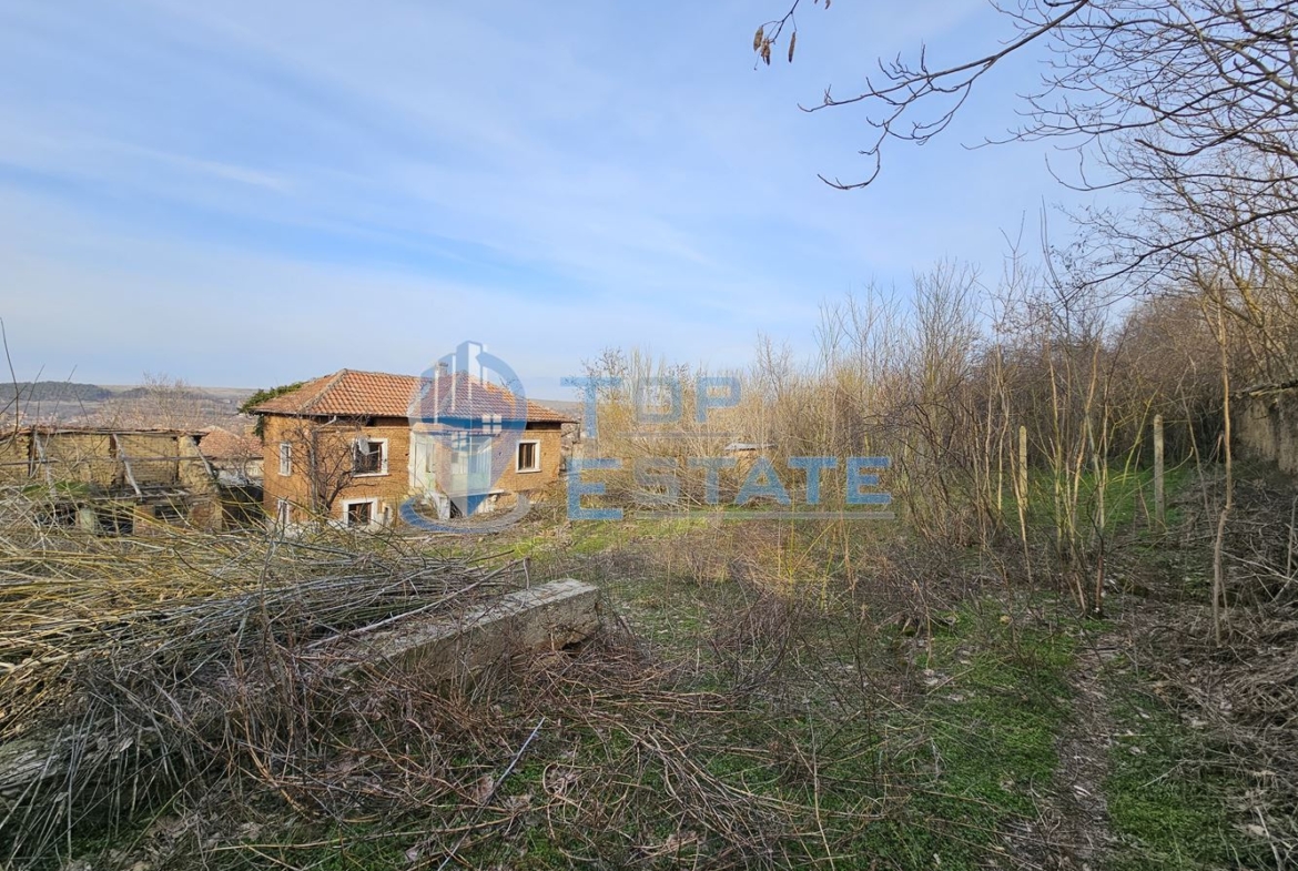 Двуетажна тухлена къща с голям двор в село Козловец, община Свищов - 0