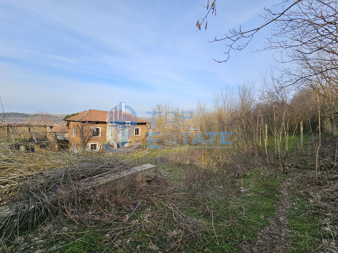 Двуетажна тухлена къща с голям двор в село Козловец, община Свищов - 0