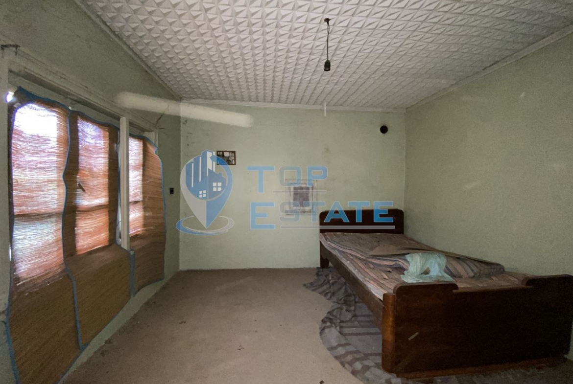 Тухлена къща с гараж в село Вързулица, област Велико Търново - 0