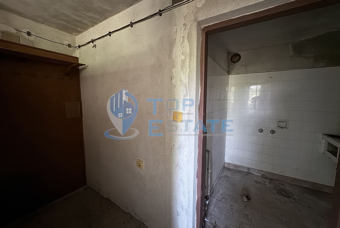 Тухлена къща с кладенец и голям двор в село Павел, област Велико Търново - 0