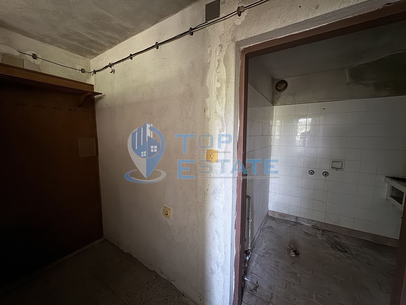 Тухлена къща с кладенец и голям двор в село Павел, област Велико Търново - 0