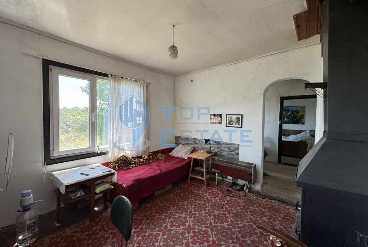 Двуетажна тухлена къща с кладенец и голям двор в село Гоздейка, област Велико Търново - 0