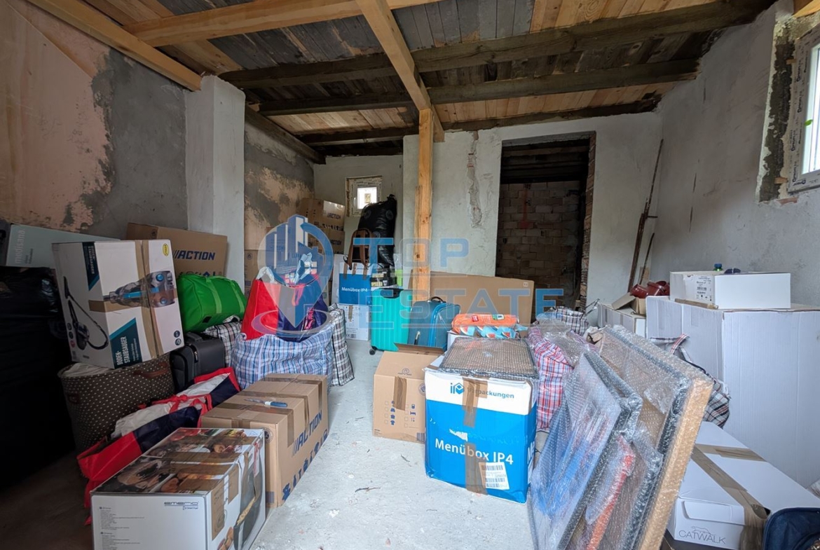 Едноетажна реновирана къща с голям двор в село Сливовица - 0