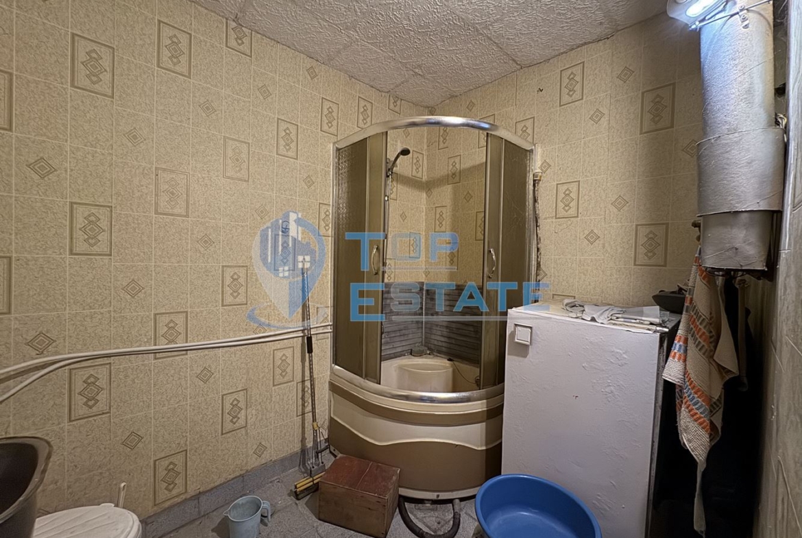 Двуетажна тухлена къща с кладенец и голям двор в село Гоздейка, област Велико Търново - 0