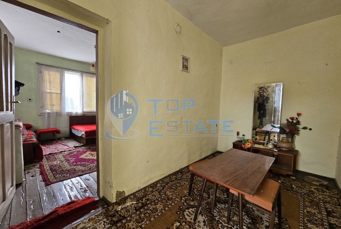 Тухлена къща с вътрешна тоалетна и голям двор в село Драгомирово, община Свищов - 0