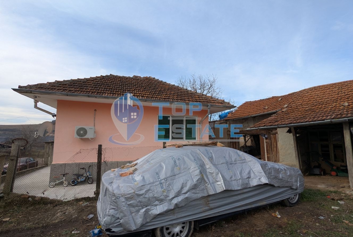 Ремонтирана масивна къща с голям и поддържан двор в село Асеново, община Стражица, област Велико Търново - 0