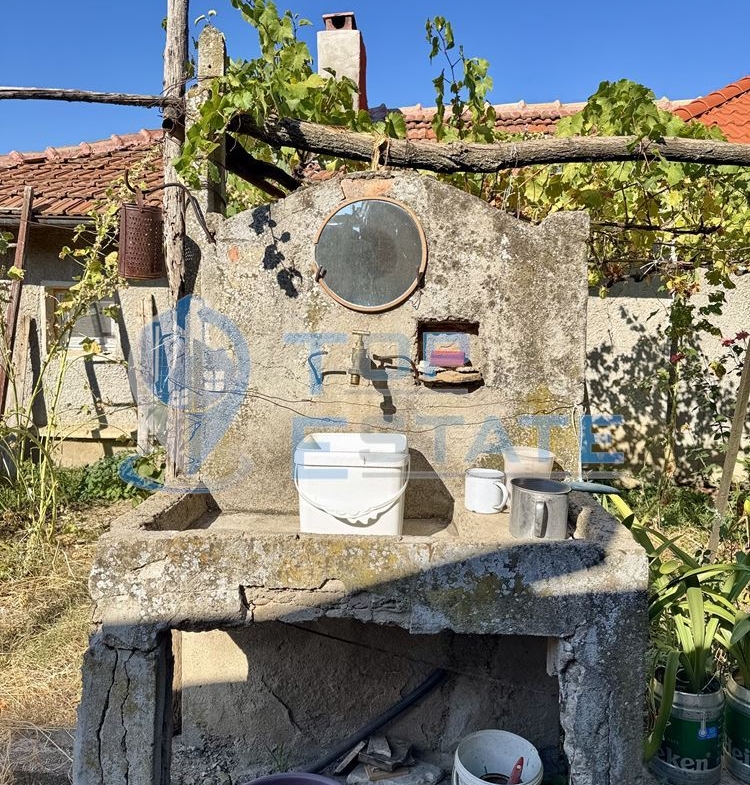 Здрава къща във високата част на село Джулюница, област Велико Търново - 0