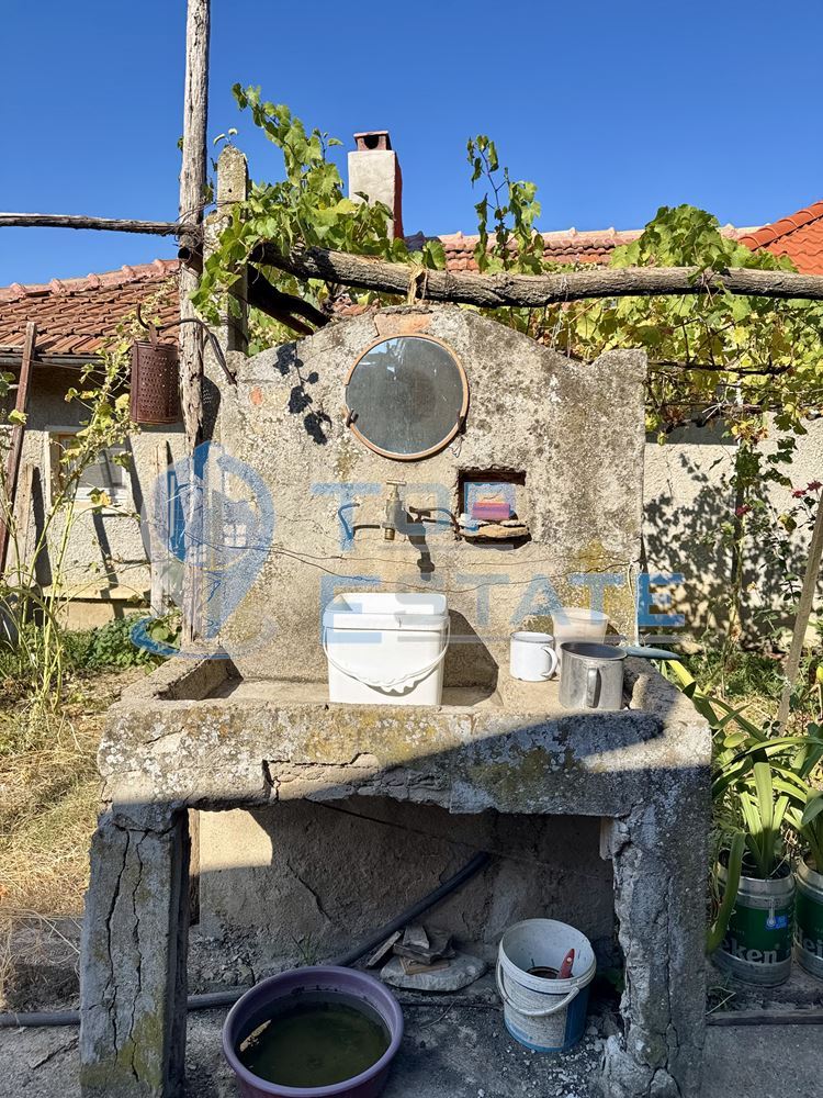 Здрава къща във високата част на село Джулюница, област Велико Търново - 0