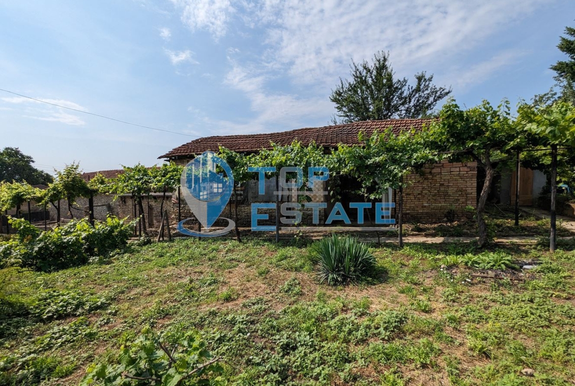 Двуетажна къща с кладенец и гараж в град Сухиндол - 0