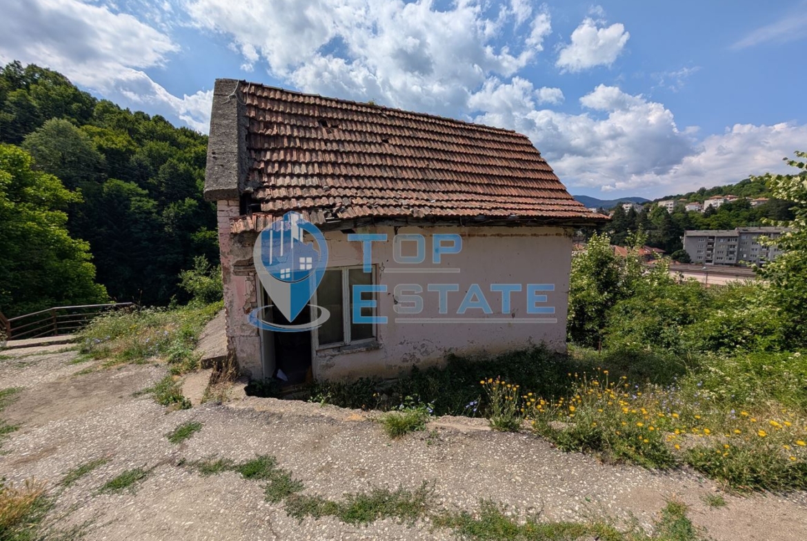 Двуетажна масивна къща с панорама в центъра на град Плачковци - 0